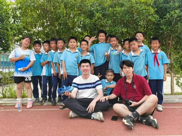 Chi Zhang and classmates with students during volunteer teaching in Meitan, Guizhou Province